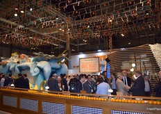 Stand de Fontestad con identidad valenciana. La empresa productora y comercializadora de naranjas y mandarinas instaló una auténtica falla y una mascletá silenciosa.