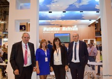 José Beltrán Osa y sus hijos Carina, María y José, en el stand de Patatas Beltrán.