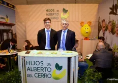 Juan del Cerro y su hijo Álvaro, en el stand de la empresa murciana Hijos de Alberto del Cerro, especialistas en limón. 