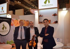 Carlos Sancho, Paci Sancho y Marc Tro, en el stand de Madremia. 