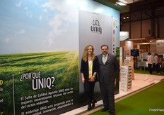 Patrícia y Joaquín en el stand de Uniq, marca para los envases de cartón corrugado.