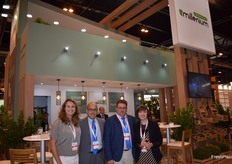 Equipo de TROPICAL millenium, con su gama de frutas tropicales incluyendo aguacates, mangos y papayas.