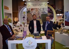 Antonio, Alejandro y Enrique Romero, en el stand de MOnforte del Cid, cooperativa alicantina productora de uva de mesa.
