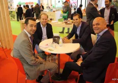 El holandés Stephan van Marrewijk director de marketing de Vicasol (izquierda), junto a Rob Langenberg y Corne Roks, de Fresh2You, visitando el stand de Vicasol.