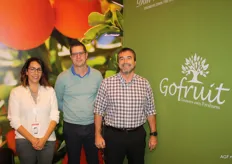 Teresa, Andre van Herk, Antonio, en el stand de Gofruit, empresa que exporta fruta de hueso y cítricos a China. 