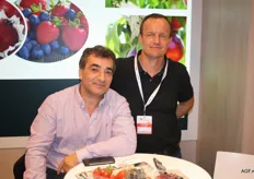 Arnold Heemskerk (derecha) de Frutas Esther, con un cliente.