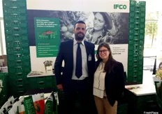 Héctor Encinas (Customer Service) y Guadalupe Martínez (Marketing), en el stand de IFCO.