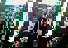 Héctor Encinas (Customer Service) y Guadalupe Martínez (Marketing), en el stand de IFCO.