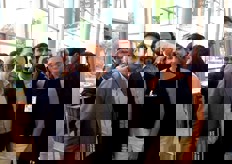 De izquierda a derecha: Manuel Peris, de Agribio, parte del grupo AMC Antonio Muñoz; Álvaro de Nieves y Carolina Maset, de Suterra.