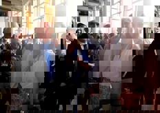 José Vercher y su hija Carla, de Bollo International Fruits, junto a representantes de la cadena de supermercados alemana EDEKA.