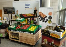 Stand de Pck'n Og, estantería móvil de presentación atractiva para exponer los productos en fruterías o supermercados.