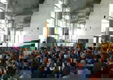 El pasillo del Palacio de Congresos fue el lugar donde los asistentes pudieron reunirse y entablar conversación para hacer "networking". En ningún momento faltaron bebidas y comida de la propia organización, así como snakcs saludables aportados por los expositores.