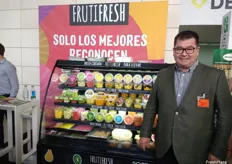 Christian Palacios, responsable de marketing de Vicente Peris, exponiendo sus nuevos formatos de fruta cortada.