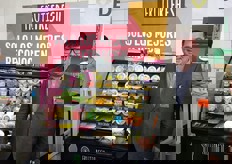 Christian Palacios, responsable de marketing de Vicente Peris, exponiendo sus nuevos formatos de fruta cortada.