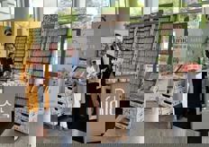 Patricia Vallejo-Nágera, Joaquín Fernández y Juan Mendicote, en el stand de UNIQ.