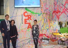 Ana Beltrán, gerente de Hispalco, con su hijo y Carla Almela, Community Manager.