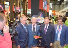 En el centro, José Gandía, presidente de Royal, junto con el ministro de Agricultura y Pesca, Luis Planas.
