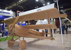Avión hecho de cartón en el stand de International Paper.