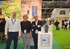 Simone Mazzei, Carolina Maset y Carlos Colás, en el stand de Suterra, que ha quedado finalista en el Innova Hub Premios Accelera.