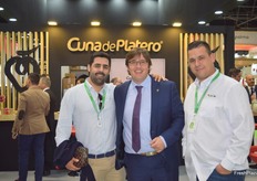 Sergio Sainz, de Cuna de Platero, con dos visitantes.