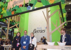 Isabel Martín, Daniel Velo y Victoria Martín, en el stand de la empresa onubense Plus Berries.