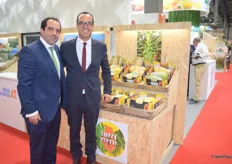 Guillermo González y Juan Valls, en el stand de Sweet Papaya, productores de papaya de Canarias.