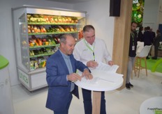 El director de UNICA Enrique de Los Ríos, firmó con el presidente de Nulexport la adesión de esta empresa castellonense que viene a completar la gama de cítricos de UNICA .