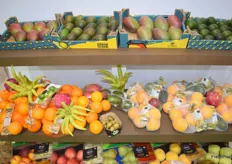 Surtido de frutas tropicales y exóticas expuestas en el stand de Alcoaxarquía.