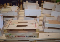 Envases de madera para frutas y hortalizas expuestos en el stand de Fedemco.