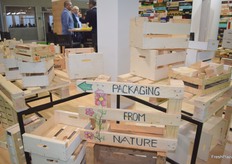 Envases de madera para frutas y hortalizas expuestos en el stand de Fedemco.