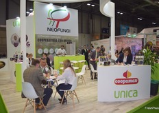 Stand de Coopaman, cooperativa productora de ajo; y Neofungi, empresa especializada en hongos.