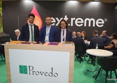 José Manuel García, Jaume Casals y Jorge Provedo, en el stand de Viveros Provedo, especialistas en obtención de variedades de frutales de hueso.