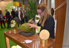 Arte en melón en el stand de Procomel.