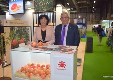 Susi Bonet y Daniel Soler, de la cooperativa de Elche Cambayas, mayor productora de granada de España, presentando su campaña de granada Mollar.