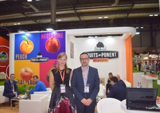 Irina y Santi, en el stand de Fruits de Ponent.