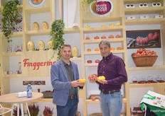 Thomas Laurent y Jordi Ballester, en el stand de Semillas Fitó, presentando la nueva gama de sabores MonteRosa amarillo y naranja junto al melón Waikiki.