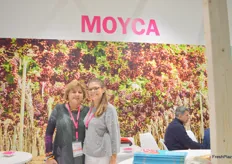 Josefina Mena y su compañera en el stand de Moyca, productora y exportadora de uva sin semillas.