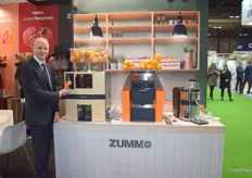 Rafael Olmos, Director General de Zummo, presentando la nueva máquina exprimidora con pago contactless, además de sus máquinas vending y exprimidoras de granada.