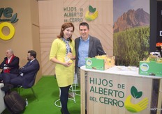 Martina y Enrique, en el stand de la empresa murciana productora de limón convencional y ecológico Hijos de Alberto del Cerro.