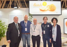Joan Caballol, Miquel Matamoros y Lluis Corral, en el stand de la Sando Clementine, con Waldo Maree, de la empresa productora sudafricana StarGrow, con quien han firmado un acuerdo para la explotación de esta variedad de clementina en el país africano.