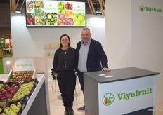 Paula y Xavi, en el stand de Viyefruit.
