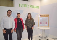 Christian Parra, Diana Laborie y Carolina Aracena, en el stand de Paclife.