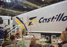 Un dúo musical animó el stand de la empresa de transporte Castillo Trans.