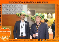 Pascual Prats, presidente de la Asociación Española el Kaki, haciendo participar a todos sus visitantes del fotomatón.