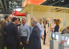 El alcalde de Adra saludando al Presidente de CASI, Miguel Vargas.