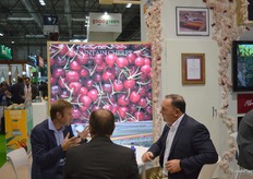 Mountain Cherry, especialista en Cereza tardía. Alberto Pérez Millán reunido con clientes.