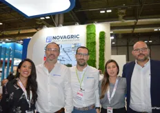 Novagric presentó su invernadero vertical innovador. Equipo comercial y de marketing.