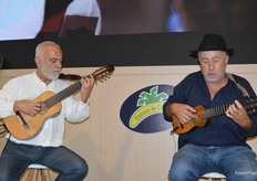 Plátano de Canarias ambientó las jornadas con los timples de la música popular canaria.