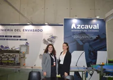 Azcaval mostró su ingeniería del envasado. Izq. Rosario González con su compañera Andrea Gómez.