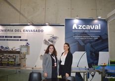 Azcaval mostró su ingeniería del envasado. Izq. Rosario González con su compañera Andrea Gómez.